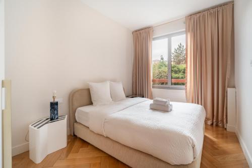 une chambre avec un grand lit et une fenêtre dans l'établissement Luxury apartment on Canal Saint Martin, à Paris