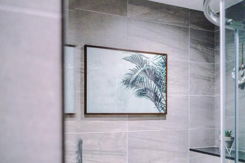 un baño con una foto de una planta en la pared en Kelham's Finest - Elegant & Comfy 2 Bedroom Flat, en Sheffield