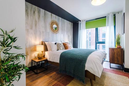 Un dormitorio con una cama grande y una ventana. en Kelham's Finest - Elegant & Comfy 2 Bedroom Flat, en Sheffield