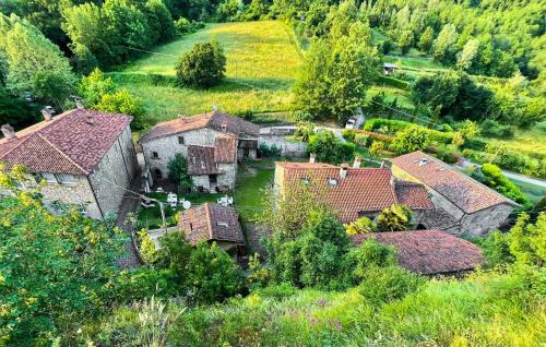 San RomanoにあるBeautiful Home In Sambuca With Wifiの家並木の集落の空中