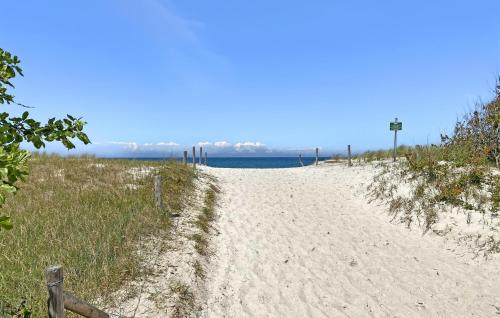 a sandy path leading to the ocean on a beach at Ferienwohnung Graal-Müritz in Graal