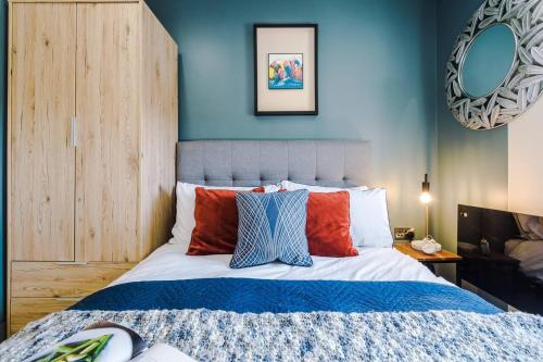 Katil atau katil-katil dalam bilik di Stunning 2bedroom 2bathroom Apt With Parking Space