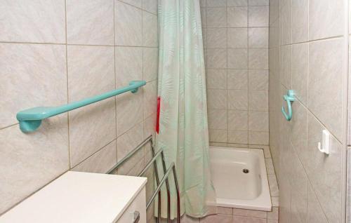 a bathroom with a shower curtain and a toilet at Ferienwohnung Graal-Müritz in Graal