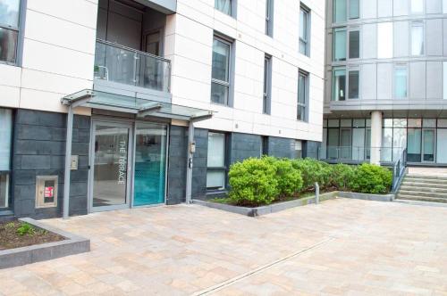 an empty courtyard in front of a building at Stunning Mersey View Flat W Parking In Liverpool in Liverpool