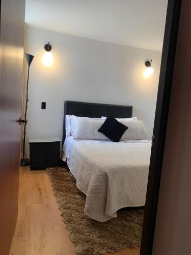 Katil atau katil-katil dalam bilik di Panorama del Sochagota ! Apartamento con vista al lago
