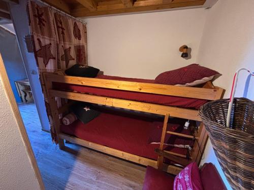 une chambre avec un lit superposé dans une pièce dans l'établissement Charmant studio avec balcon au cœur d’Abondance, proche des pistes, idéal pour 4 personnes - FR-1-692-10, à Abondance