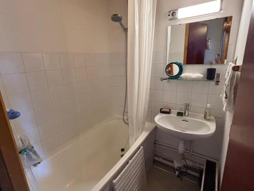 une salle de bain avec un lavabo et une baignoire et un lavabo dans l'établissement Charmant studio avec balcon au cœur d’Abondance, proche des pistes, idéal pour 4 personnes - FR-1-692-10, à Abondance