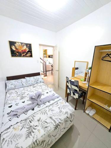 Katil atau katil-katil dalam bilik di Cozy 4BR Diamond near Airport D'Arches Place