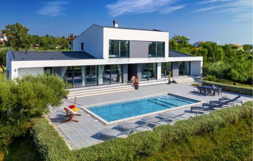 una casa con una piscina di fronte di 4 Bedroom Stunning Home In Rakalj a Rakalj