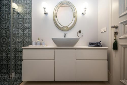 łazienka z umywalką i lustrem w obiekcie Pinterest Apartment in the City Center w Sarajewie