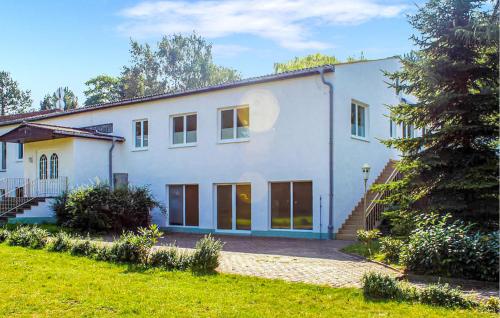 a white house with a tree in front of it at Ferienwohnung Sommersdorf in Sommersdorf