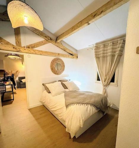 une chambre avec un lit dans une pièce avec des plafonds en bois dans l'établissement 42 m2 d'élégance avec terrasse, parking, belle vue, à Collioure