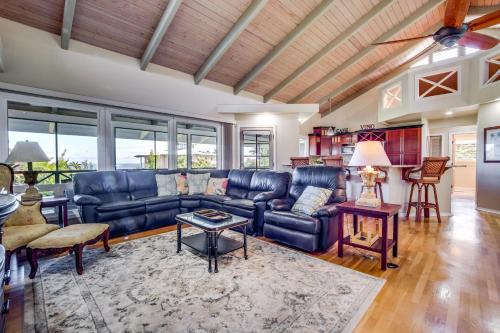 Posezení v ubytování Honomu Home with Screened Lanai and Ocean Views!