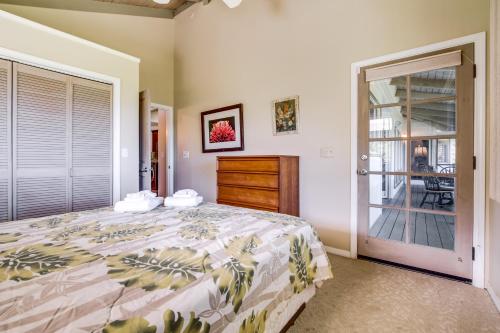 Postel nebo postele na pokoji v ubytování Honomu Home with Screened Lanai and Ocean Views!