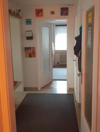 a hallway with a door leading into a room at 1 Privatzimmer möbliert gut ausgestattet und gute Anbindung Bus Bahn in Hohenbrunn