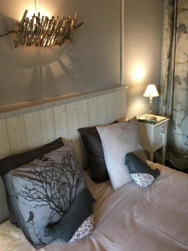 un lit avec deux oreillers dessus dans une chambre dans l'établissement Le gîte du familistère -399, à Guise