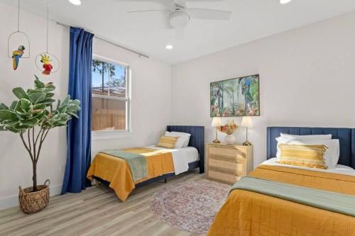 Postel nebo postele na pokoji v ubytování NEW Enchanting Retreat by Marina, 1mi to downtown and a short drive to beach