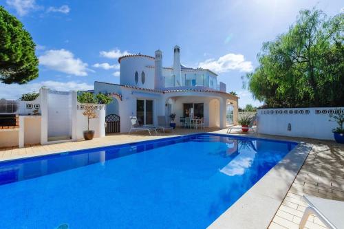 willa z basenem przed domem w obiekcie 66 ADM Clara - Beautifully Renovated Villa w mieście Carvoeiro