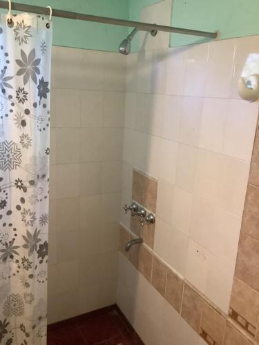 e bagno con doccia e tenda. di Centro Ecoholístico Alami a San Marcos Sierra