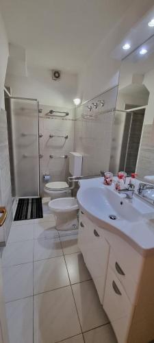 ポルト・アッズッロにあるLa casina di Adinaのバスルーム(洗面台2台、トイレ、シャワー付)