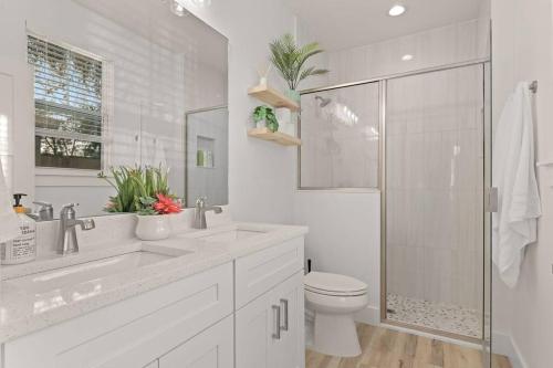 Koupelna v ubytování NEW Enchanting Retreat by Marina, 1mi to downtown and a short drive to beach