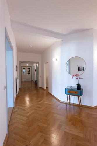 an empty living room with a table and a mirror at Gästehaus am Winckel in Stendal