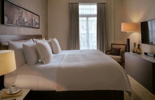Postel nebo postele na pokoji v ubytování Hotel Alden Splügenschloss Zürich - Leonardo Limited Edition