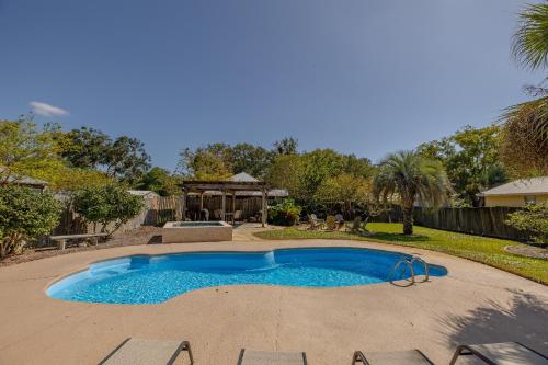 ein Swimmingpool in einem Hof mit einem Pavillon in der Unterkunft Milly by the Sea in Saint Simons Island