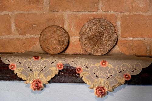two wooden plates sitting on top of a brick wall at Villa Norma in Órma