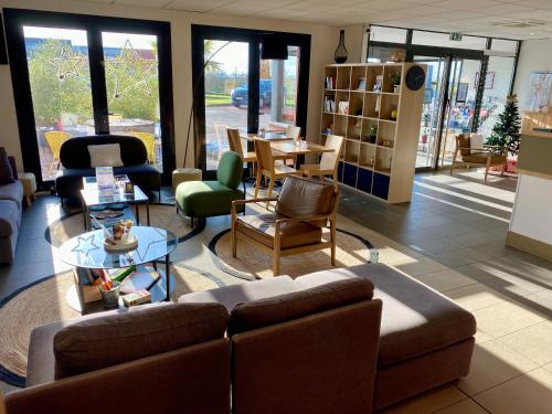 Гостиная зона в Brit Hotel Reims Croix Blandin