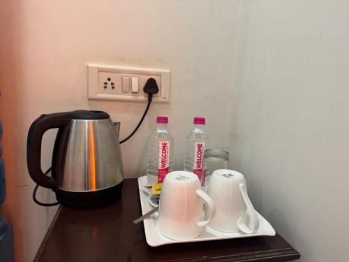 Příslušenství pro přípravu čaje a kávy v ubytování Jaisalmer Hostel Crowd