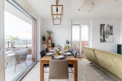 Gallery image of EDLER WOHNRAUM Panoramablick 3 SZ Boxspringbetten, E-Ladestation, Kaffeevollautomat, Klima, Lift, Terrasse & 2xTG in Graz