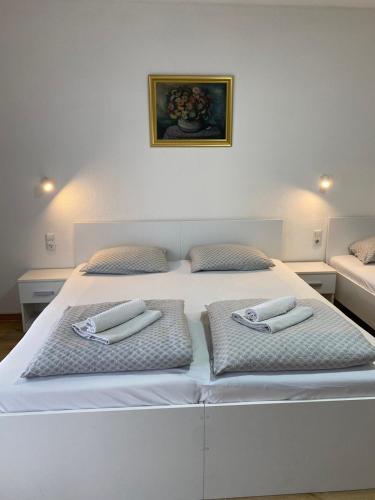 Postel nebo postele na pokoji v ubytování Prenoćište Stari Grad - Old Town