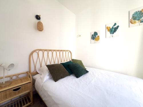 Ένα ή περισσότερα κρεβάτια σε δωμάτιο στο Calme et centrale avec balcon ensoleillé