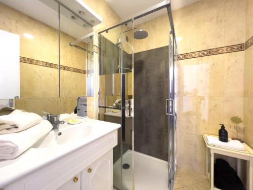 Ένα μπάνιο στο Calme et centrale avec balcon ensoleillé