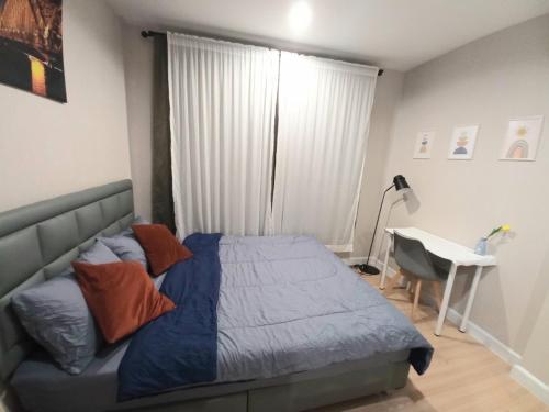 a bedroom with a bed and a desk in it at Suvarnabhumi Airport , Bangkok , Sukumvit ,Bts Ekamai-Bangna in Amphoe Phra Khanong