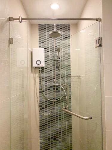 a shower with a glass door in a bathroom at Suvarnabhumi Airport , Bangkok , Sukumvit ,Bts Ekamai-Bangna in Amphoe Phra Khanong