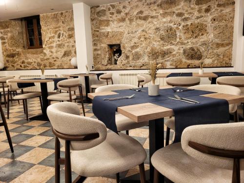 ein Restaurant-Esszimmer mit Tischen und Stühlen in der Unterkunft Hospedium Hotel La Fuente in Candelario