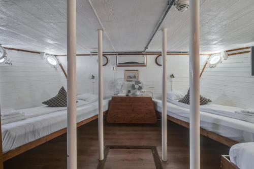 Postel nebo postele na pokoji v ubytování Rygerfjord Hotel & Hostel