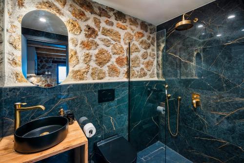 a bathroom with a sink and a shower at Πηγή Τραγανιστή in Kato Trikala Korinthias