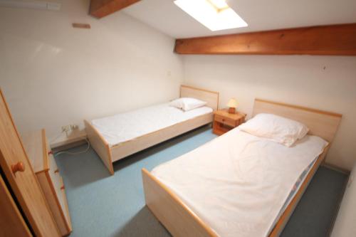 une chambre avec deux lits dans une pièce dans l'établissement Belle villa 4 -5 couchages 2 chambres terrasse piscine commune parking dans résidence sécurisée 300m de la mer LRMA82, à Portiragnes