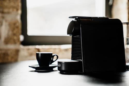 a coffee cup and a toaster sitting on a table at Πηγή Τραγανιστή in Kato Trikala Korinthias