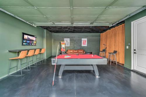 Η αίθουσα παιχνιδιών του Rooftop Hot Tub City Views Pac-Man Pool Table