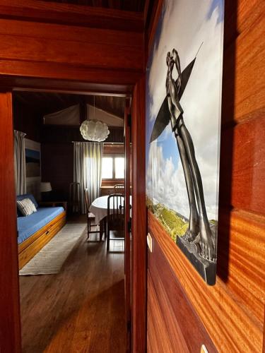 una habitación con una pintura de una mujer en la pared en Ericeira Camping, en Ericeira