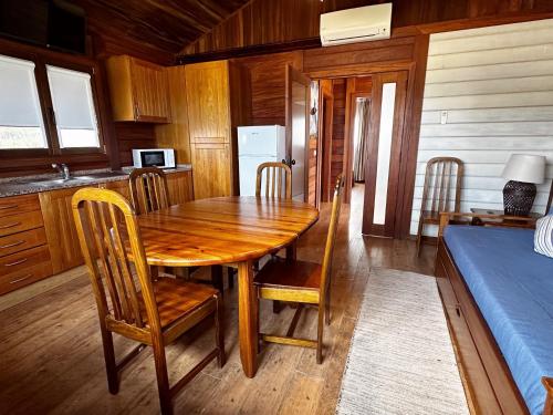 Un comedor con mesa y sillas de madera. en Ericeira Camping, en Ericeira