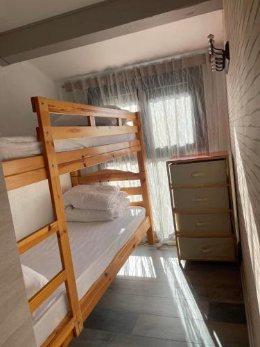 une chambre avec un lit superposé avec une échelle dans l'établissement Résidence Clos de Tamaris, à Marseillan