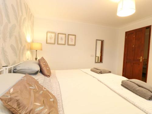 two twin beds in a bedroom with at Kingfisher in Wattisfield