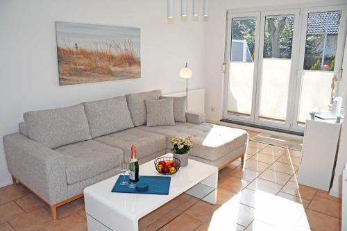 ein Wohnzimmer mit Sofa und Tisch in der Unterkunft schöne Ferienwohnungen in Dranske auf dem Windland in Dranske