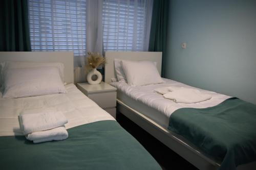 two beds sitting next to each other in a bedroom at Melange Rooms in Vienna