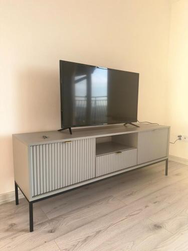 Televisyen dan/atau pusat hiburan di Mountain View Apartament Termy Chochołowskie 5 min